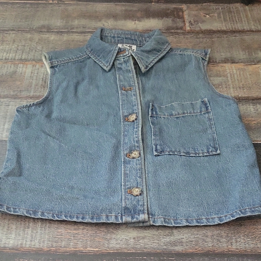 Sleeveless Denim Button-Front Top in Light Blue